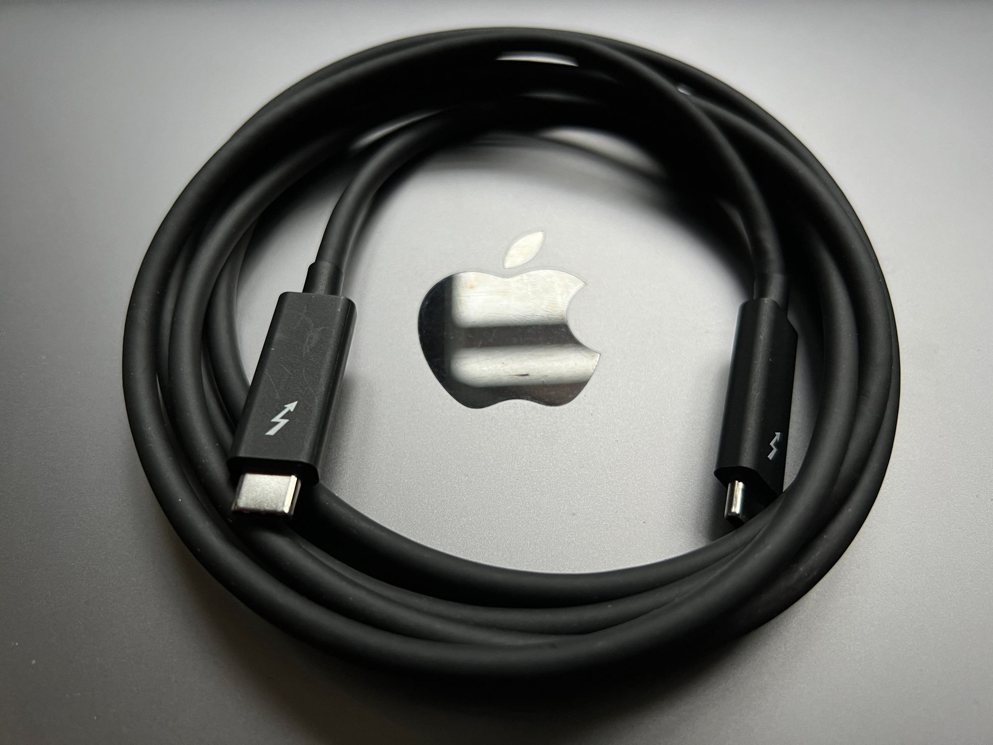 Thunderbolt 4 certified cable for the data transfer