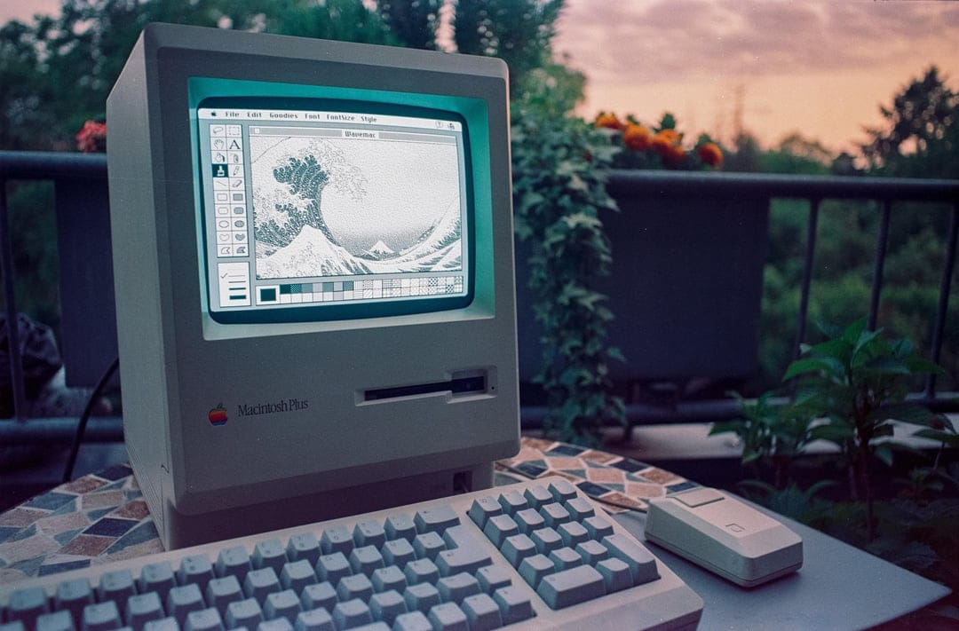 The original Mac (here the Mac Plus which came out in 1986) had a timeless design. Author shared a series of images of the Macintosh Plus.