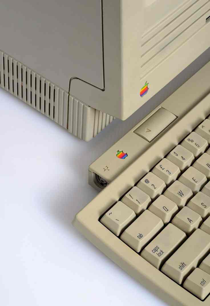 A closer look to the Macintosh SE bottom with an Apple Desktop Bus keyboard